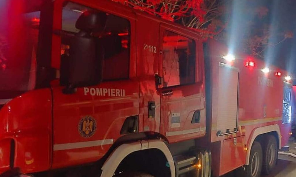 UPDATE: Incendiu la subsolul unul bloc M din Alba Iulia, pe Bulevardul 1 Decembrie. Sunt evacuați locatarii