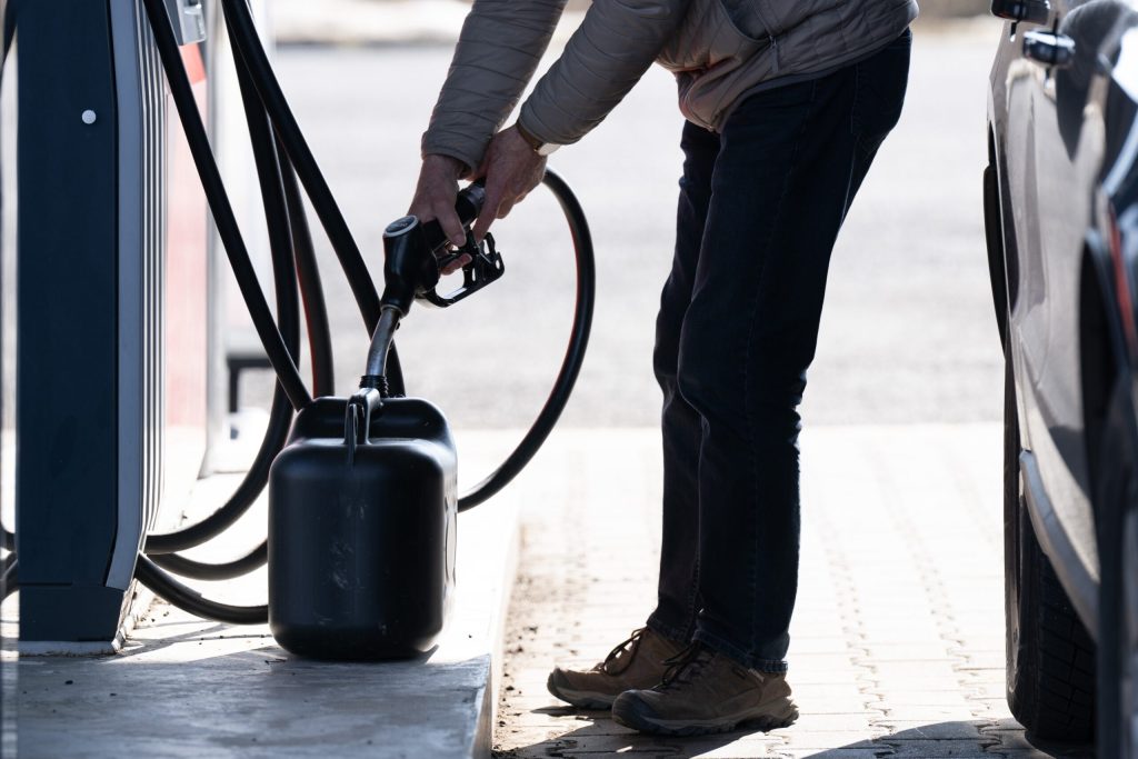 Se reduce cu 25% acciza la motorină în prima jumătate a lunii septembrie / O scădere cu 701,07 lei la 1.000 litri / ”E o intervenţie temporară şi calibrată”