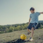 Copiii români petrec prea puţin timp la joacă afară şi prea mult timp pe ecrane - studiu realizat la iniţiativa deFilm şi „Atlasul Universului"