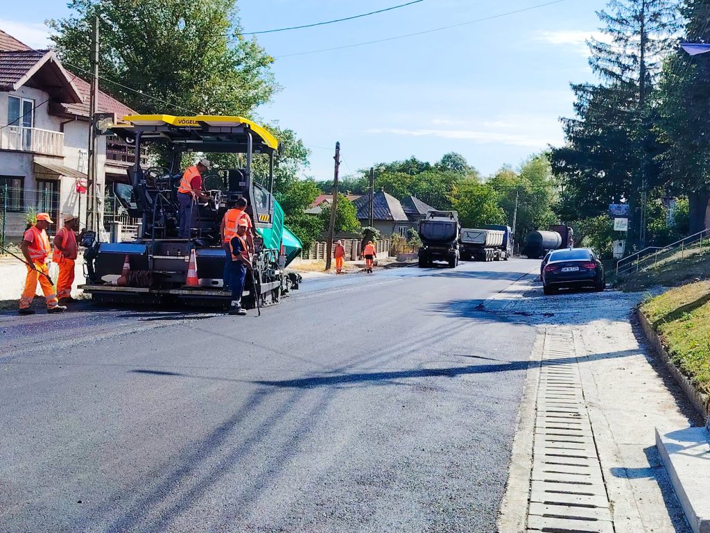 FOTO. Drumul care leagă județele Satu Mare și Maramureș, gata 60%: modernizare de 40 km și stații de încărcare pentru mașini electrice