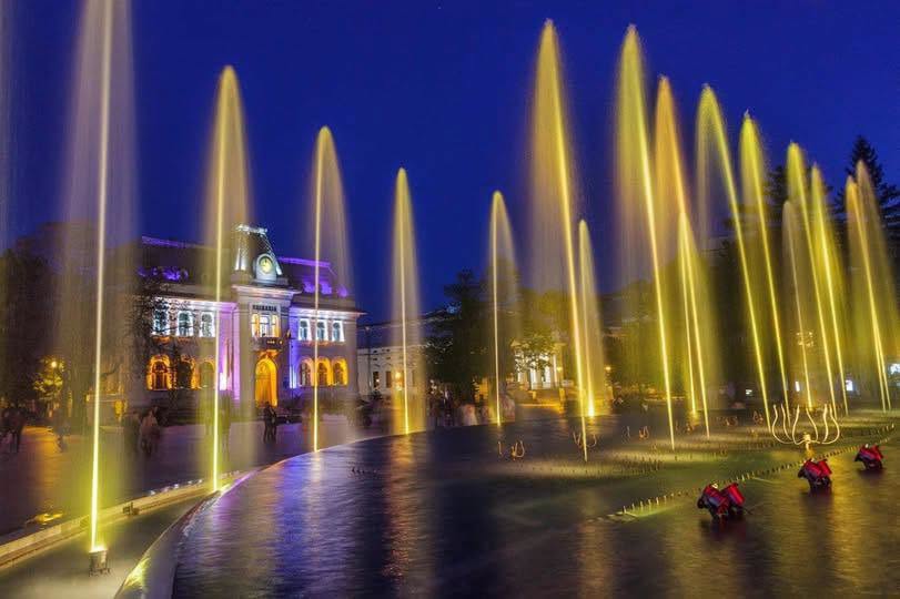 Fântâna muzicală din Piața Primăriei Pitești trece la programul de toamnă!