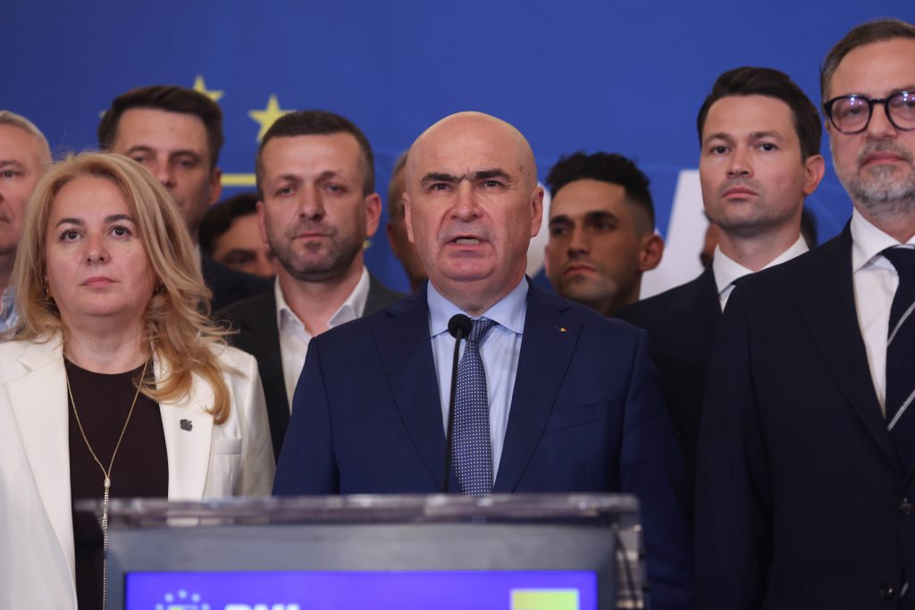 SURSE Bolojan îi schimbă pe disidenții din PNL din funcțiile de conducere din Parlament. Cine sunt liberalii vizați