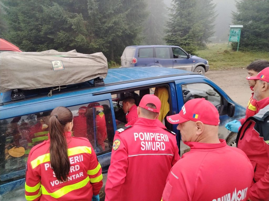 FOTO – Mașină de la Carbage Run, implicată într-un accident în Pasul Rotunda! Doi cetățeni străini, răniți