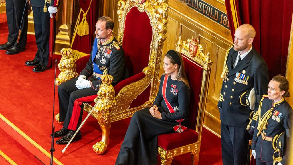 Noul rege al Norvegiei, Haakon, a depus jurământul în absența reginei Mette-Marit. Lângă tron a avut-o pe fiica lui, prințesa Ingrid