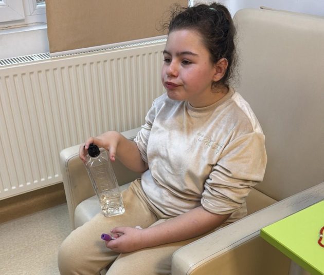 12 ani, 14 anestezii, mii de zile în spital. Operația care poate pune capăt suferinței Larisei costă 30.000 de euro