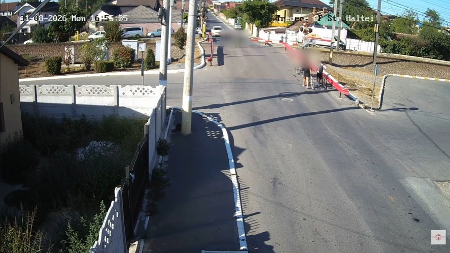 VIDEO Momentul în care doi copii pe biciclete scapă teferi, la limită, din calea unui tren care venea cu viteză, după ce au ignorat barierele, în Constanța
