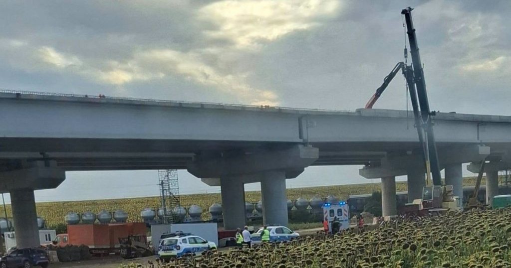 Accident mortal pe șantierul Autostrăzii A7 Bacău - Pașcani. Un bărbat a căzut de pe podul aflat în construcție la Filipești