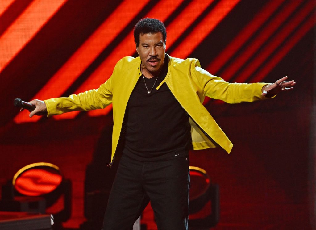 Lionel Richie s-a internat voluntar la terapie intensivă imediat după un concert. Artistul ceruse un scaun în timpul spectacolului