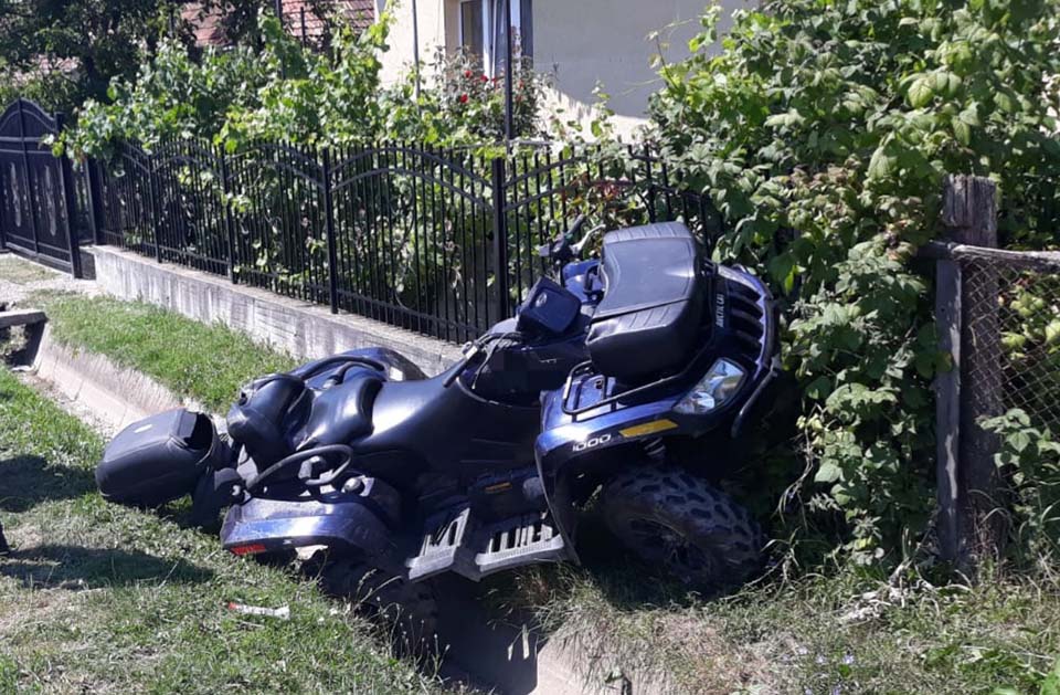 S-a izbit cu ATV-ul de un gard și a murit pe loc
