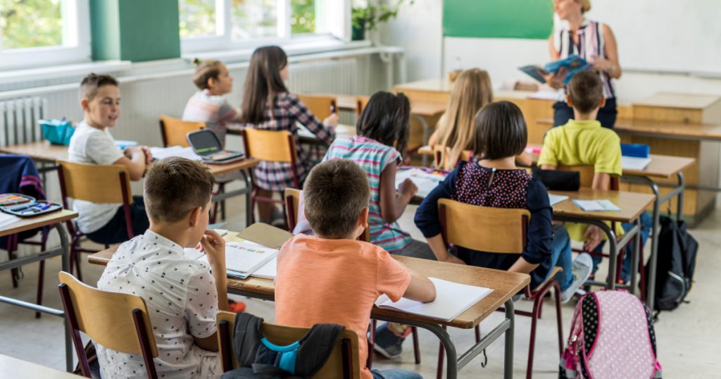 Vacanța de toamnă 2026 pentru elevi: Când sunt primele zile libere din noul an școlar