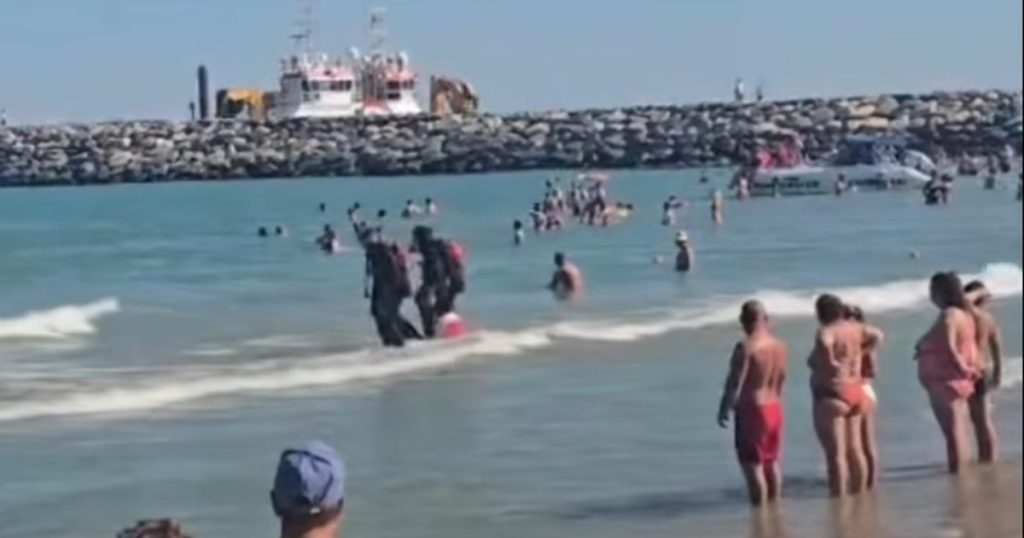 Clipe de groază pe o plajă din Costinești! Un bărbat a dispărut în larg, sub privirile neputincioase ale familiei