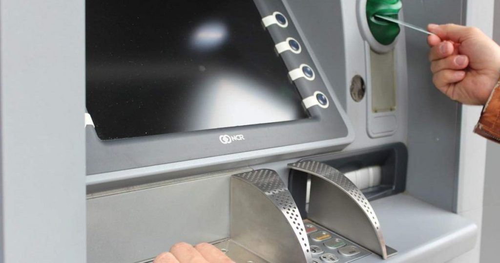 Românii ar putea alege suma dorită la retragerea banilor, nu doar cea „impusă” de bancomat. Proiectul de lege a primit aviz favorabil de la BNR