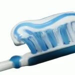 Ce contează mai mult, ce pastă sau ce periuţă de dinţi folosim? Medicul Lorelei Nassar explică rolul fiecăreia într-un periaj corect