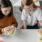 Dr. Lorelei Nassar: Combinaţia de snacksuri cu băuturi dulci, pericol pentru sănătatea dinţilor, mai ales pentru copii/ Cum se transformă ”gustarea” din pungă în placă bacteriană şi cum acţionează ea