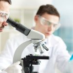 Analiză Cochrane: Ţigările electronice cu nicotină, rezultate mai bune decât plasturii şi guma în renunţarea la fumat