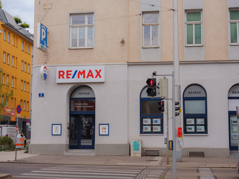 Rețeaua REMAX, cu sute de agenți imobiliari în România, cumpărată de o platformă tech de brokeraj. Prețul de achiziție