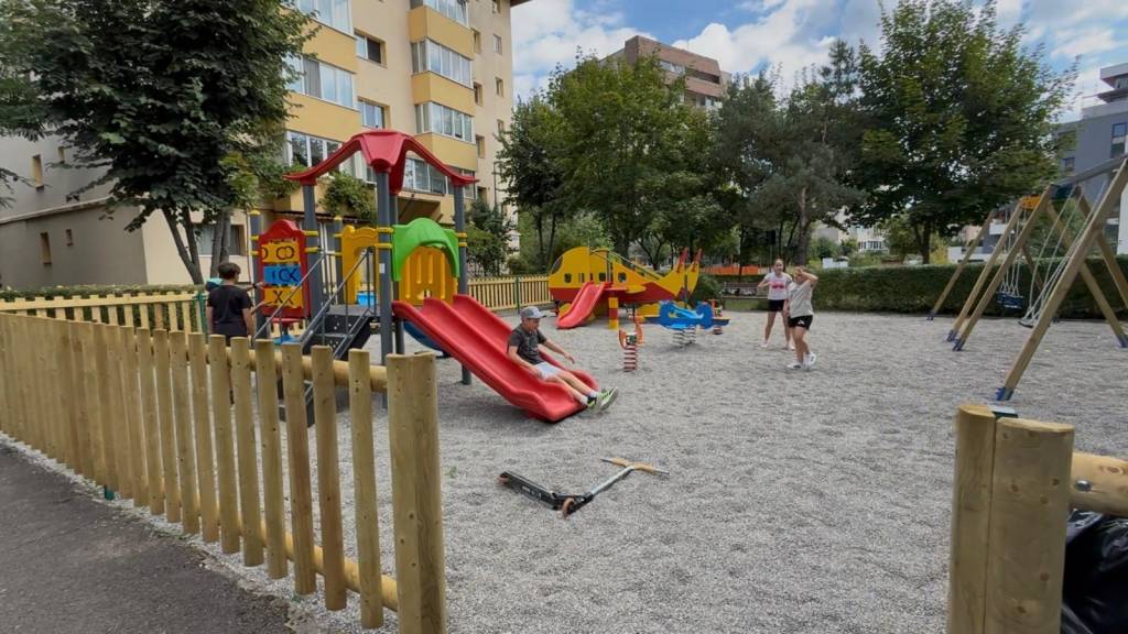 Încă două locuri de joacă au fost complet refăcute pentru micii brașoveni