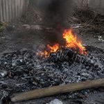 Vâlcea: Amendă de 30.000 de lei, dată de jandarmi unui bărbat care a ars componente auto pentru a recupera cuprul din ele/ Intervenţia patrulei a avut loc după ce jandarmii au observat fumul negru de la distanţă
