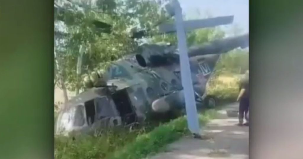 Un elicopter a ajuns în șanț după ce a aterizat forțat pe o șosea din Rusia