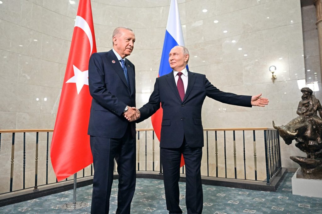 Turcia, membră NATO, ia în considerare aderarea cu drepturi depline la blocul de securitate condus de China şi Rusia. Anunțul lui Erdogan