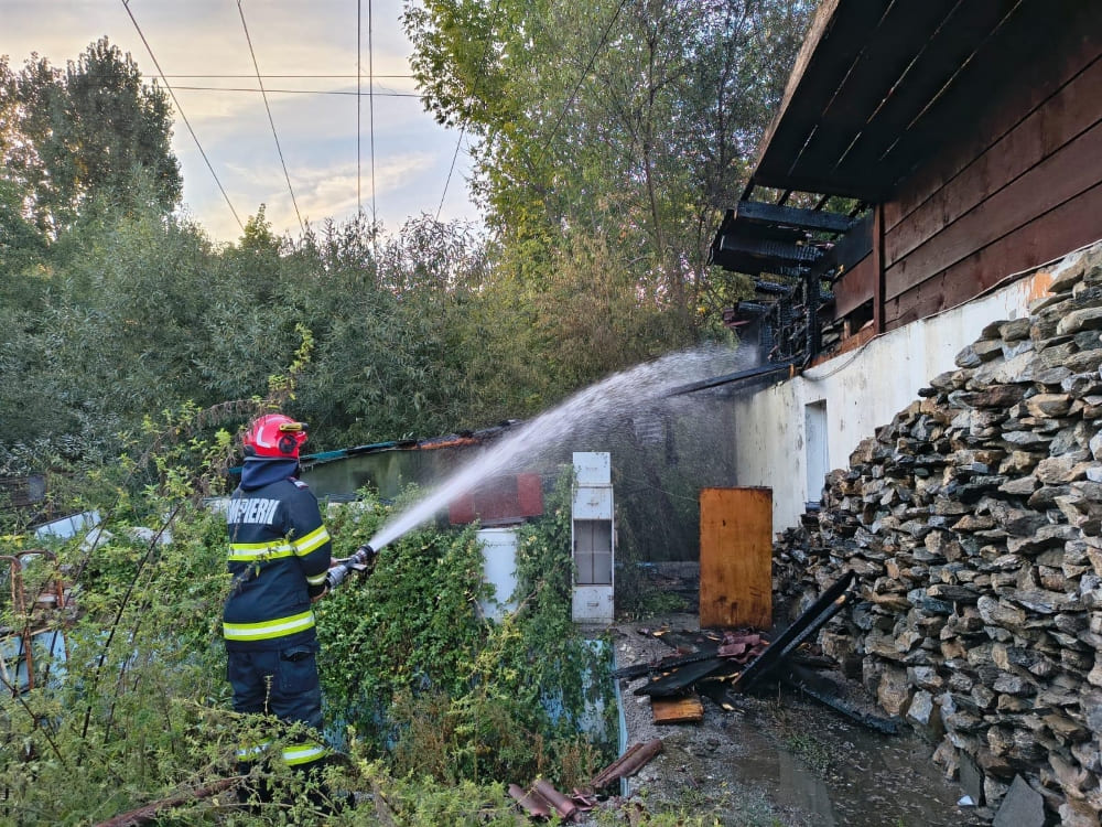 Incendiu la o casă de locuit | Pompierii intervin cu mai multe autospeciale | Foto