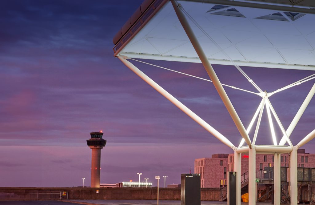 Hackerii au publicat datele a 8,7 milioane de clienți ai unor Manchester Airports Group. Ce informații pot folosi pentru fraude
