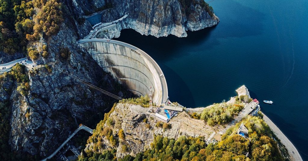 300 de sportivi din 11 ţări se vor întrece pe Transfăgărăşan la unul dintre cele mai spectaculoase triatloane din România
