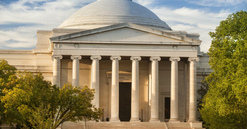 Administrația Trump amenință Smithsonian cu reducerea sprijinului federal. Criticile Casei Albe la adresa instituției