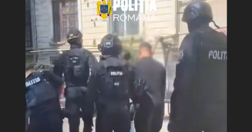 Metoda „falsul accident”, folosită pentru a obține mii de lei de la șoferi, în București. Percheziții și trei persoane reținute