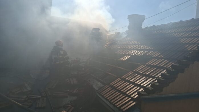 Incendiu pe strada Lugojului din Oradea: trei locuințe afectate, alte două salvate de pompieri