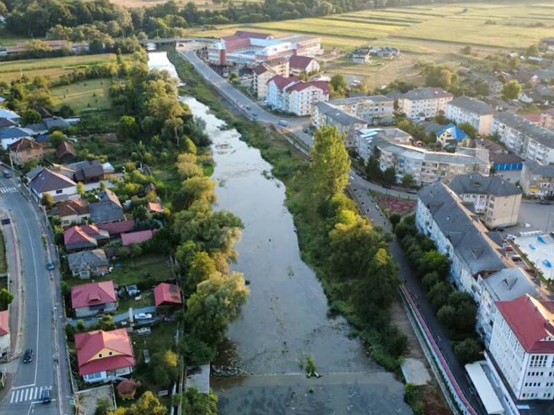 În Târgu Lăpuș – lucrări de decolmatare și amenajare a albiei râului Lăpuș