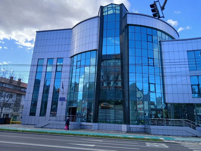 Condamnare în dosarul de corupție al fostului primar Ioan Filip – o funcționară din Primăria Zănești a primit o pedeapsă cu suspendare