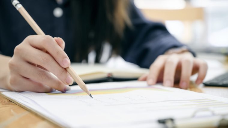 Guvernul îi premiază pe elevii care au obținut media 10 la examenele naționale. Câți bani vor primi cei 99 de absolvenți