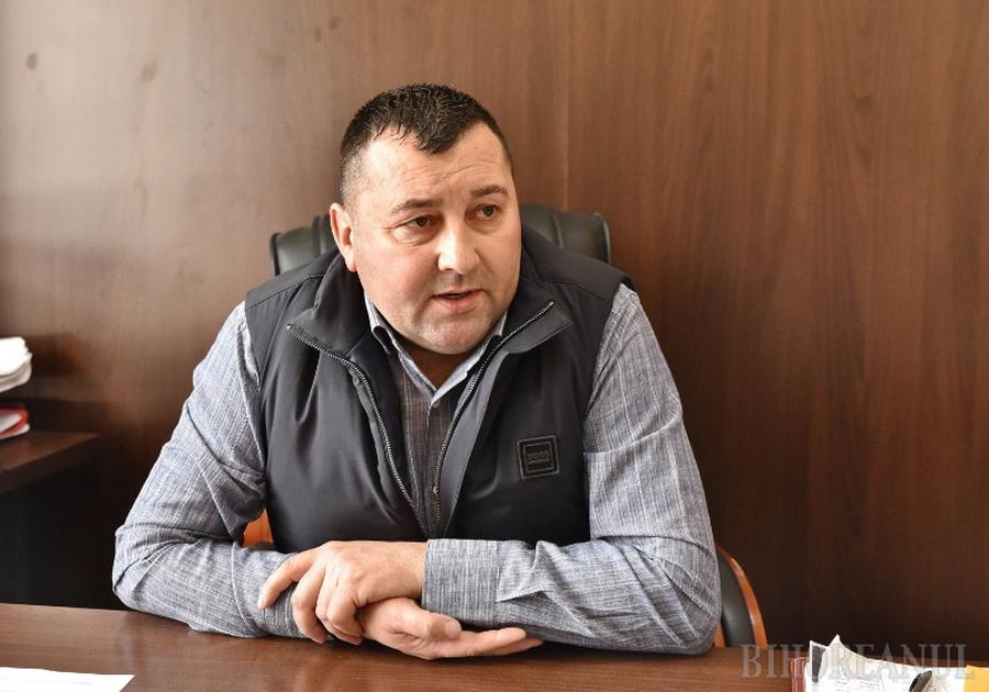 Primarul din Pietroasa, acuzat că a plătit avocați din banii comunei, deși Primăria avea jurist. Contabila, trimisă și ea în judecată