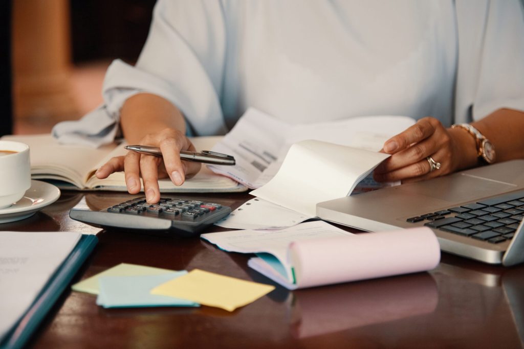 Fiscul vrea reguli noi pentru răspunderea solidară. Când poate fi obligată o persoană să plătească datoriile alteia