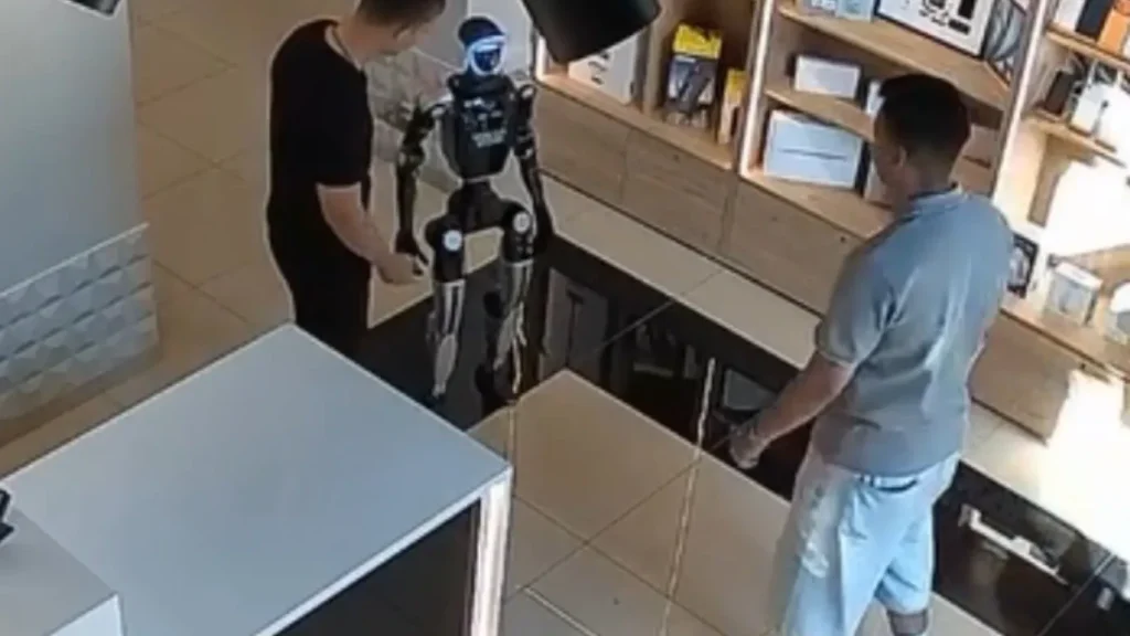 VIDEO Un robot umanoid pare că „se răzbună” după ce este împins de un client într-un magazin din Rusia. Imaginile au devenit virale