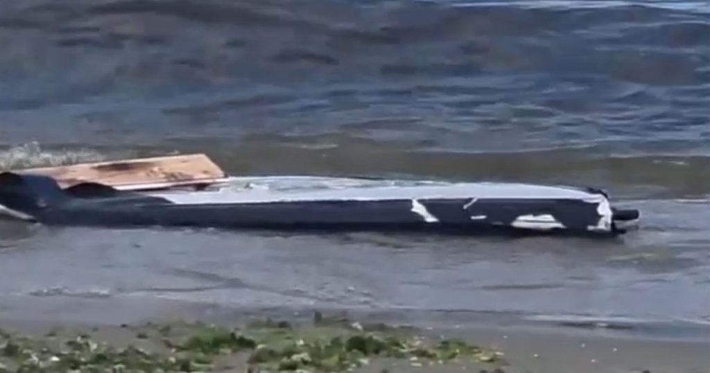 Un fragment de dronă a ajuns pe plaja Modern, adus de valuri. Ce spun autoritățile