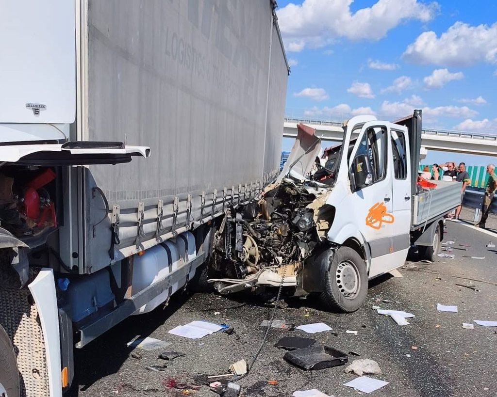 Circulație blocată pe DEx12 Craiova – Pitești după un accident cu un TIR și o autoutilitară / Trei persoane au decedat