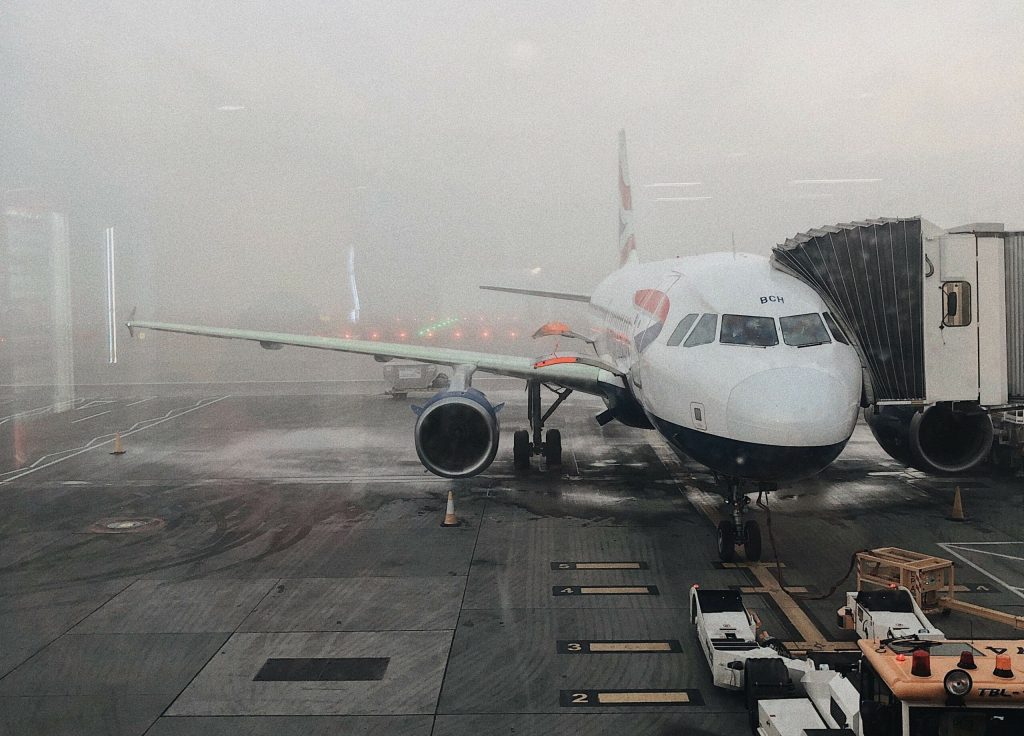 Haos pe un aeroport important din Londra, după ce un avion a rămas blocat pe pistă