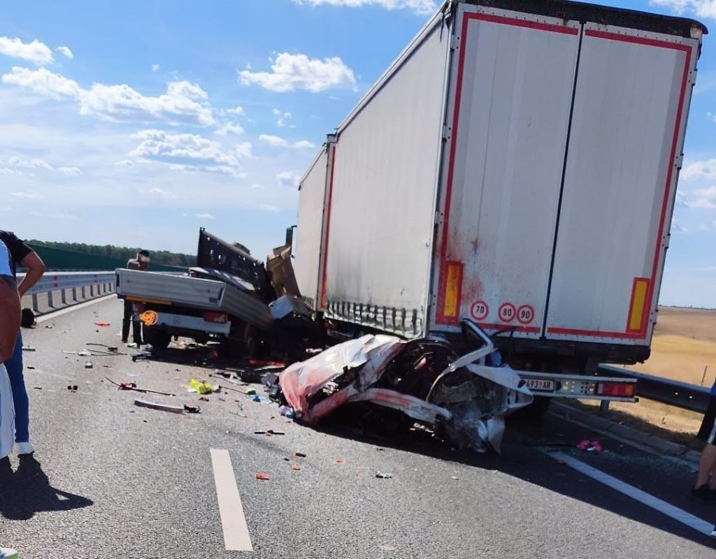 Trei morți, într-un accident produs pe DEX 12. O autoutilitară a lovit un tir care era oprit pe acostament și pe prima bandă