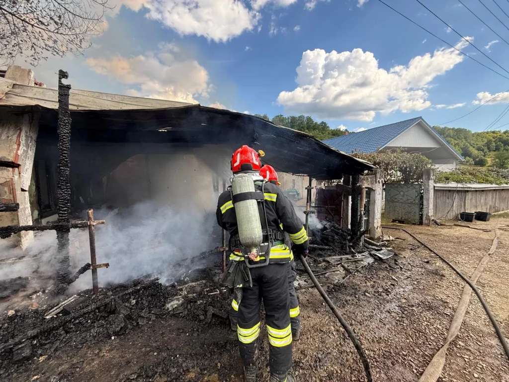 Incendiu la trei case, in judetul Bacau