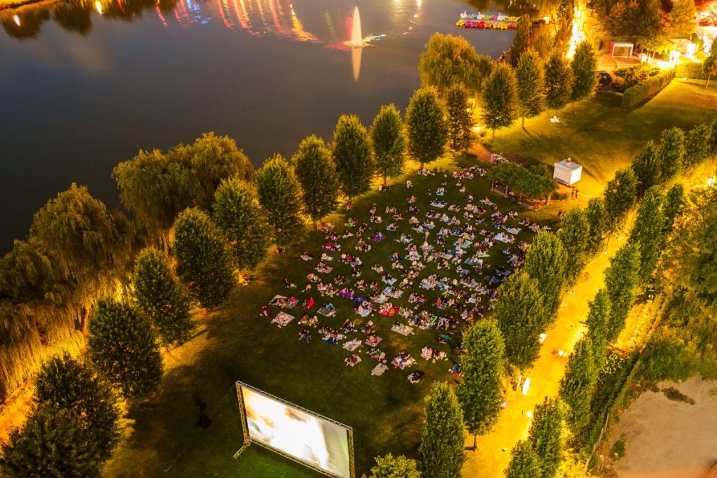 Movie Nights se încheie cu „The Notebook”: peste 4.000 de clujeni s-au bucurat de filme sub cerul liber, în Iulius Parc