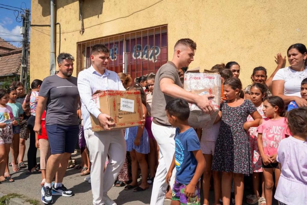 Gest de suflet înainte de începerea școlii la Turda: 50 de copii au primit ghiozdane complet echipate