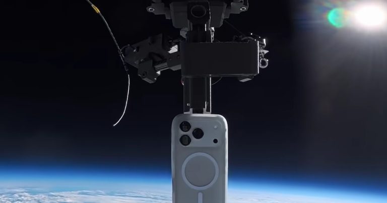 Record mondial: Un telefon a fost aruncat de la peste 30.000 de metri înălțime și a scăpat intact