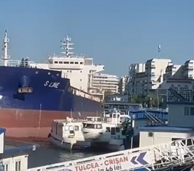 TULCEA: Nava care a lovit mai multe pontoane și ambarcațiuni a fost reținută în port de o decizie judecătoreasă