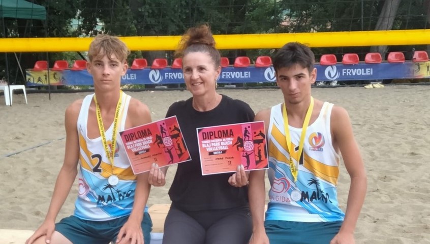 CSS1 Constanta: Tudor Stere si Sebastian Murgulet, meci de beach volley cu staruri de la campioana Dinamo. Young Blue Sharks contra Red Dogs!