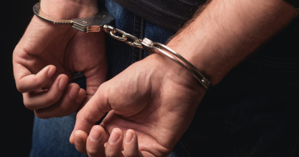 Botoșănean reținut pentru 24 de ore după ce a împușcat un iepure: ce au găsit polițiștii în casa lui