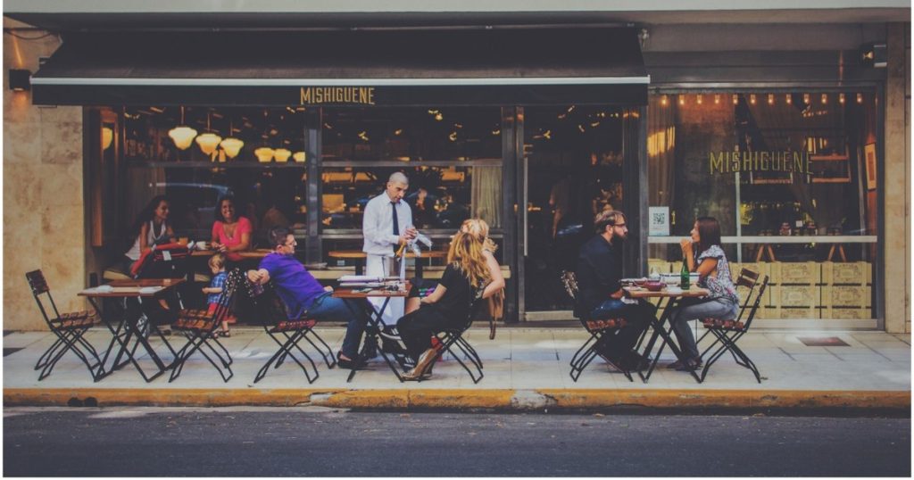 De ce chelnerii de la restaurant îți iau farfuria înainte ca toată lumea să termine de mâncat
