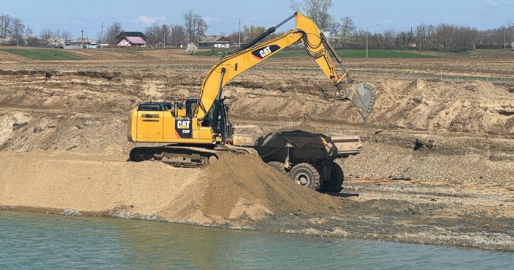 Firmă cercetată penal pentru activităţi miniere fără permis. „Din balastieră s-ar fi comercializat agregate minerale”