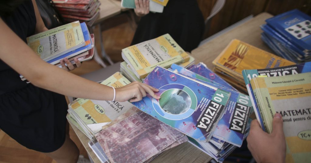 Elevii de clasa a IX-a încep liceul fără manuale. Ministrul Educației spune când vor fi gata: „Avem forma digitală”